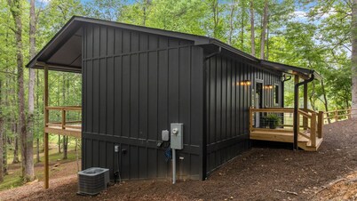 Cozy creek side getaway minutes from Downtown Blue Ridge! 