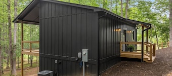 Cozy creek side getaway minutes from Downtown Blue Ridge!