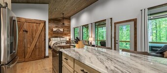 Cozy creek side getaway minutes from Downtown Blue Ridge! 