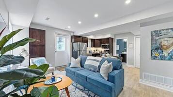 Phòng đôi phong cách cổ điển | Khu phòng khách | Smart TV 45-inch có truyền hình cáp