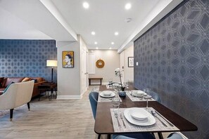 In-room dining - Casa St. Clair Hotel (Toronto)