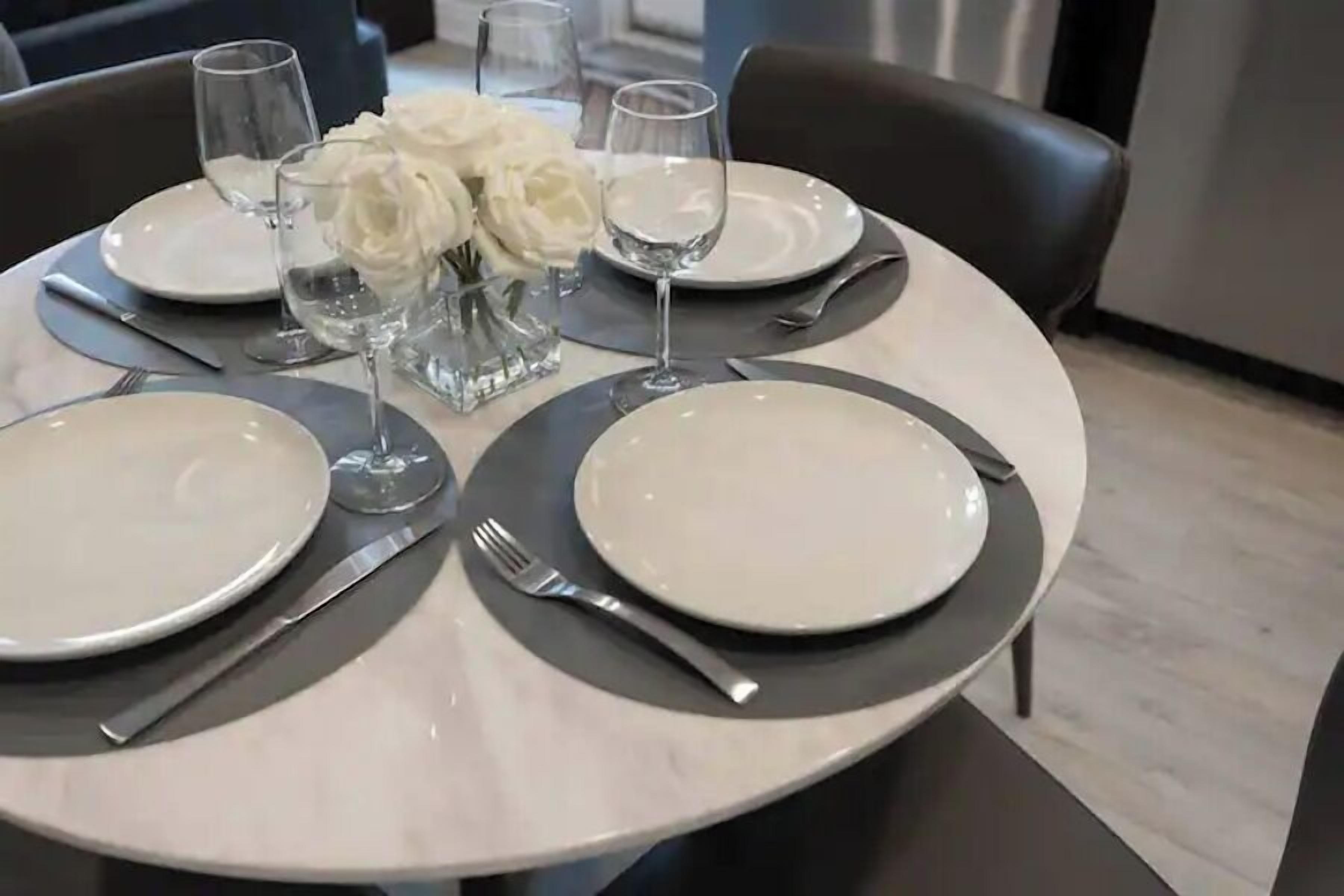 Chambre Double Classique | Cuisine privée | Grand réfrigérateur, micro-ondes, four, plaque de cuisson