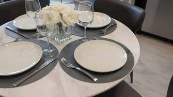 Chambre Double Classique | Cuisine privée | Grand réfrigérateur, micro-ondes, four, plaque de cuisson