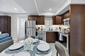 Refrigerador con freezer, microondas, horno, placa de cocina