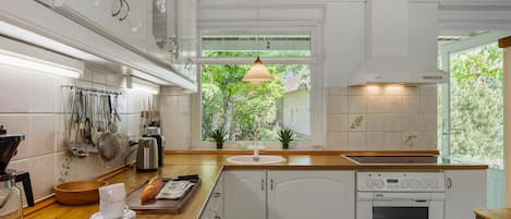 Fridge, stovetop, dishwasher, coffee/tea maker