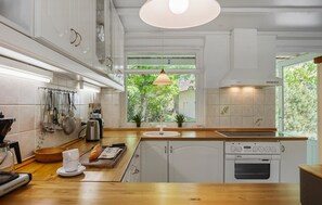 Jääkaappi, liesi, astianpesukone, kahvin-/teenkeitin