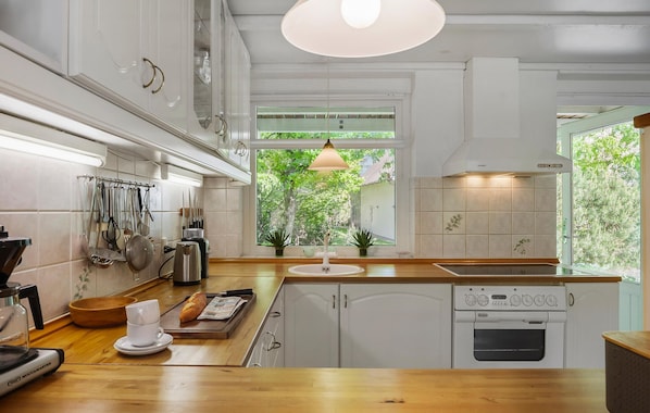 Fridge, stovetop, dishwasher, coffee/tea maker