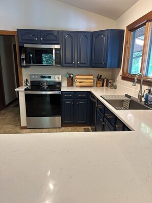 Køleskab, mikrobølgeovn, ovn, kogeplade