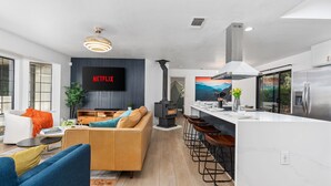 Smart-TV, videospill, fotballspill og bordtennis