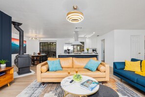 Smart-TV, videospill, fotballspill og bordtennis