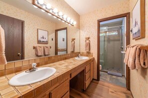 Shower, hair dryer, towels - Viani Cabin (Carnelian Bay)