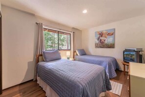 4 bedrooms, iron/ironing board, WiFi, bed sheets - Viani Cabin (Carnelian Bay)