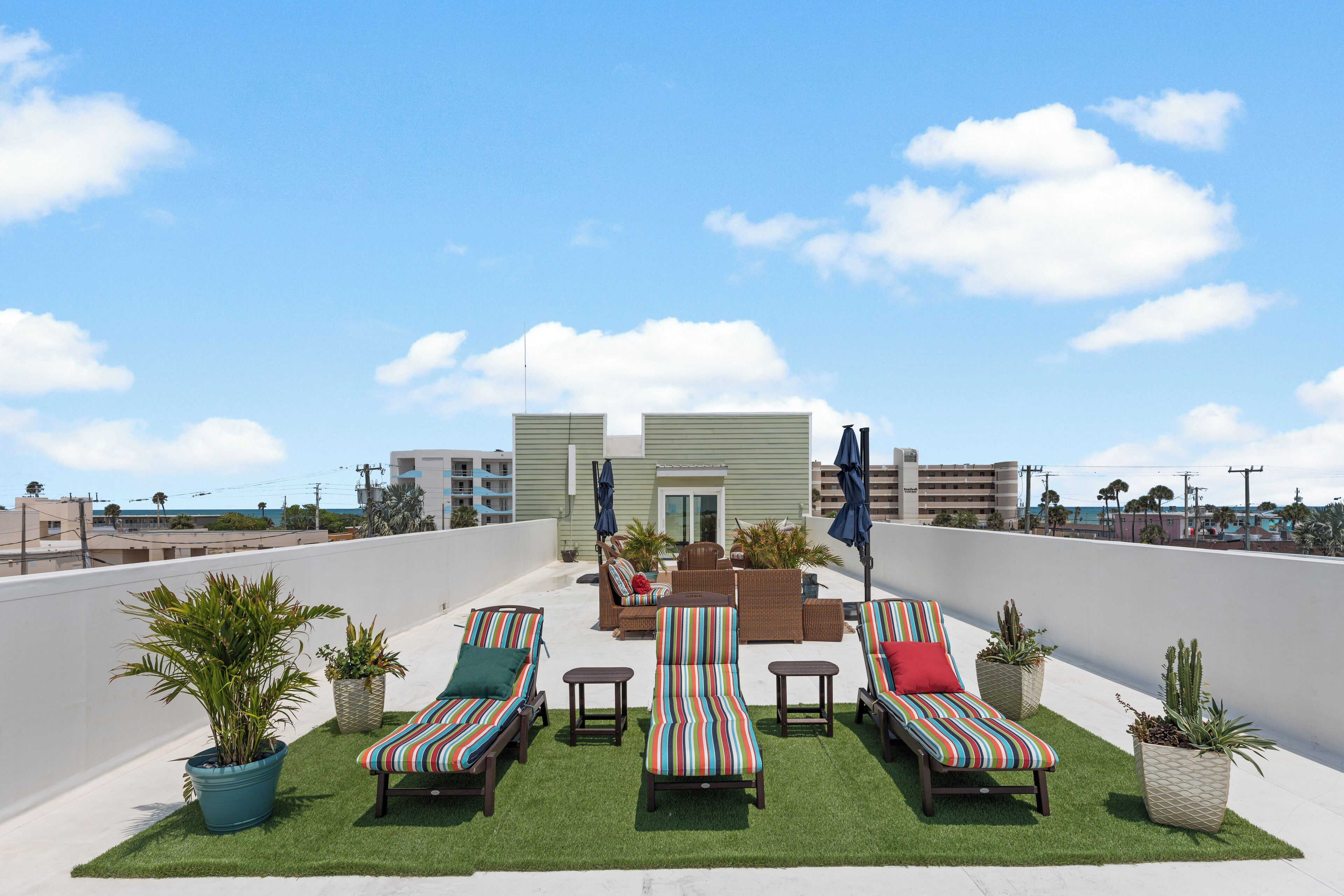 3BR Downtown Sleeps 8 Rooftop Patio Grand Piano Walk to Beach & Downtown