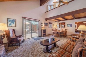 TV, fireplace - Bagley Cabin (Carnelian Bay)
