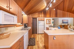 Fridge, microwave, oven, stovetop - Bagley Cabin (Carnelian Bay)