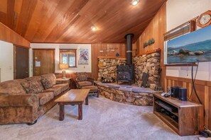 TV, fireplace - Bagley Cabin (Carnelian Bay)