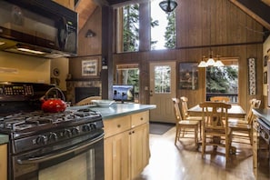 Fridge, microwave, oven, stovetop - Roberts Cabin (Carnelian Bay)