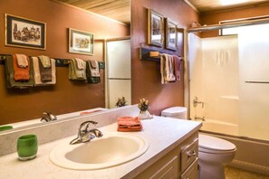 Regadera, secadora de cabello, toallas 