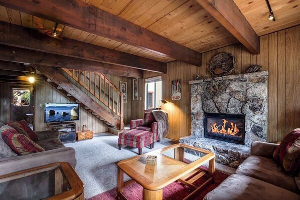 TV, fireplace - Marques Cabin (Carnelian Bay)