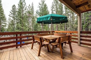 Outdoor dining - Marques Cabin (Carnelian Bay)