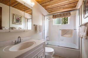 Shower, hair dryer, towels - Marques Cabin (Carnelian Bay)