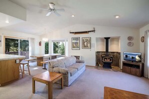 TV, fireplace
