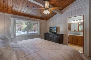 Master Bedroom with Bathroom - Zoss Cabin (Carnelian Bay)
