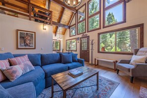 Tv, eldstad och kontor