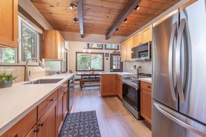 Jääkaappi, mikroaaltouuni, uuni, liesi