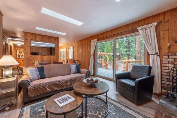 Télévision, cheminée