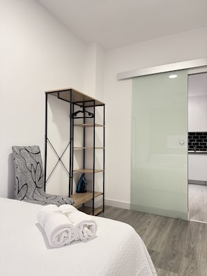 1 chambre, fer et planche à repasser, lit de bébé portatif