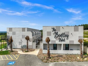 Exterior - The Bentley Hotel - Sinatra Room - Hill Country View (Johnson City)