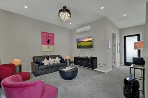 Zimmer, 1 King-Bett und Schlafsofa, Poolzugang, Poolblick | Wohnbereich | Fernseher