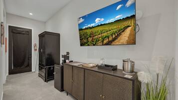 Room, 1 King Bed, Pool Access | Interior