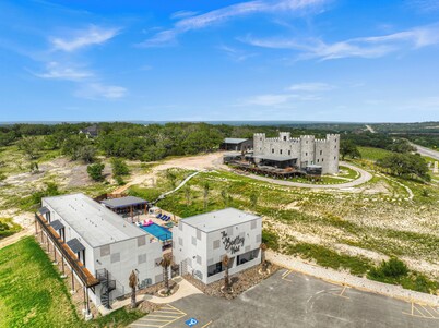 The Bentley Hotel - Palm Room - Hill Country View