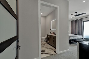 ห้องพัก, เตียงคิงไซส์ 1 เตียง และโซฟาเบด, ใช้สระว่ายน้ำได้, วิวสระว่ายน้ำ | 1 ห้องนอน, ห้องพักตกแต่งอย่างมีเอกลักษณ์, ตกแต่งพิเศษโดยเฉพาะ, Wi-Fi ฟรี