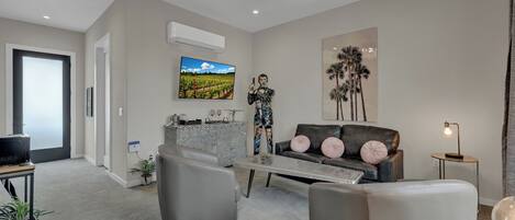 Zimmer, 1 King-Bett und Schlafsofa, Poolzugang, Poolblick | Wohnbereich | Fernseher