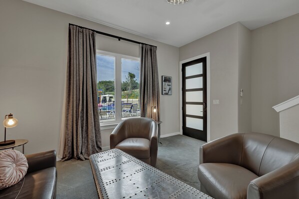 客房, 1 張特大雙人床和 1 張沙發床, 可使用泳池, 泳池景觀 | 起居區 | 電視