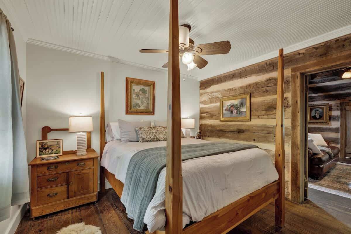 キャビン クイーンベッド 1 台 パティオ ガーデンビュー (217 Mistletoe St) | 1 室のベッドルーム、客室ごとに異なる装飾、客室ごとに異なるインテリア、ベッドシーツ