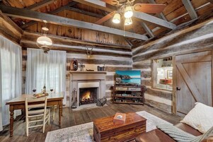 Cabin, 1 Queen Bed, Patio, Garden View (217 Mistletoe St) | Living area