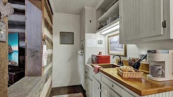 Cabana, 1 cama Queen, varanda, vista para o jardim (217 Mistletoe St) | Cozinha privada | Cafeteira/chaleira