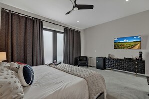 Room, 1 King Bed, Pool Access, Pool View | 1 bedroom, individually decorated, individually furnished, free WiFi - The Bentley Hotel - Bill Murray Room - Pool View (Johnson City)