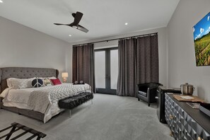 Room, 1 King Bed, Pool Access, Pool View | 1 bedroom, individually decorated, individually furnished, free WiFi - The Bentley Hotel - Bill Murray Room - Pool View (Johnson City)