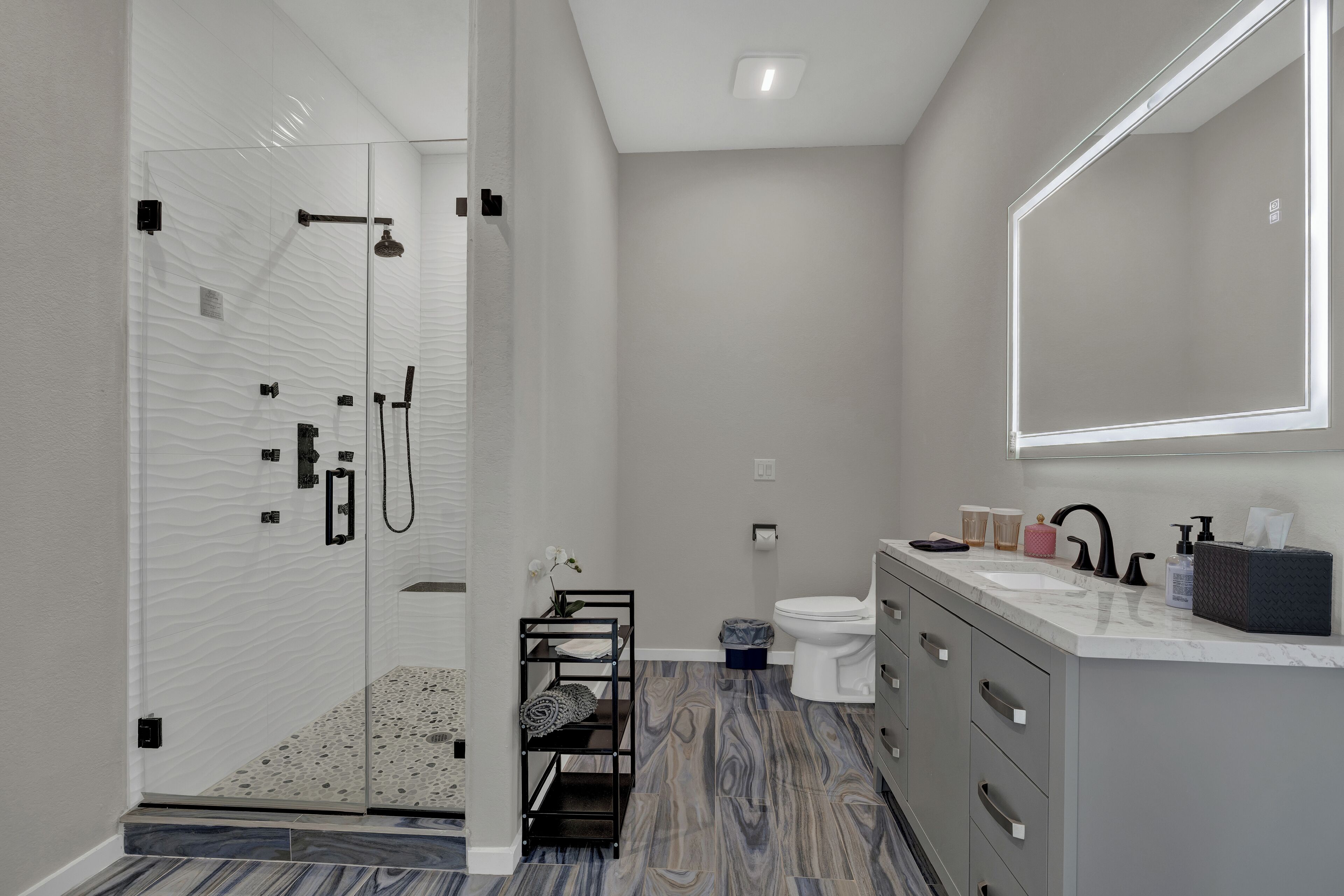 Kamar, 1 Tempat Tidur King, akses ke kolam renang, pemandangan kolam renang | Kamar mandi | Perlengkapan mandi desainer, handuk,  dan tisu toilet