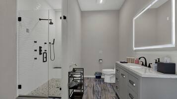 Kamar, 1 Tempat Tidur King, akses ke kolam renang, pemandangan kolam renang | Kamar mandi | Perlengkapan mandi desainer, handuk, dan tisu toilet
