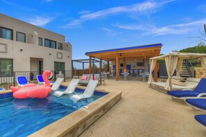 Pool - The Bentley Hotel - Bill Murray Room - Pool View (Johnson City)