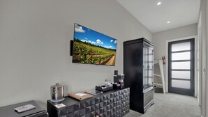 Interior - The Bentley Hotel - Bill Murray Room - Pool View (Johnson City)