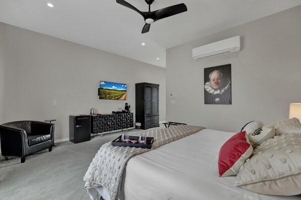 Room, 1 King Bed, Pool Access, Pool View | 1 bedroom, individually decorated, individually furnished, free WiFi - The Bentley Hotel - Bill Murray Room - Pool View (Johnson City)