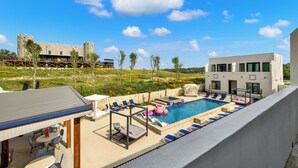 Pool - The Bentley Hotel - Bill Murray Room - Pool View (Johnson City)
