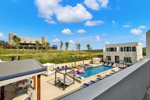 Pool - The Bentley Hotel - Bill Murray Room - Pool View (Johnson City)